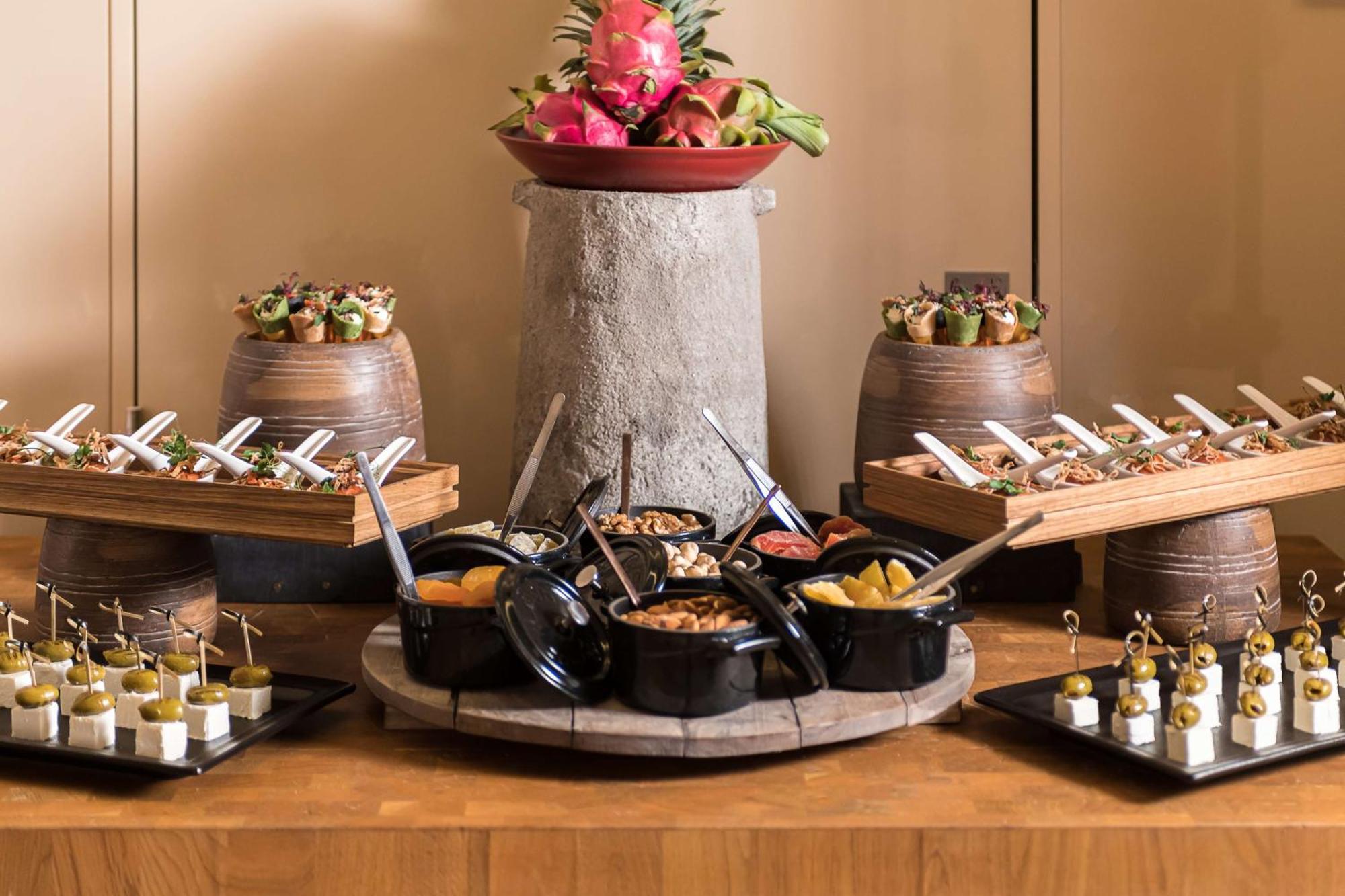 Radisson Blu Hotel Riyadh Convention And Exhibition Center Экстерьер фото A cocktail buffet
