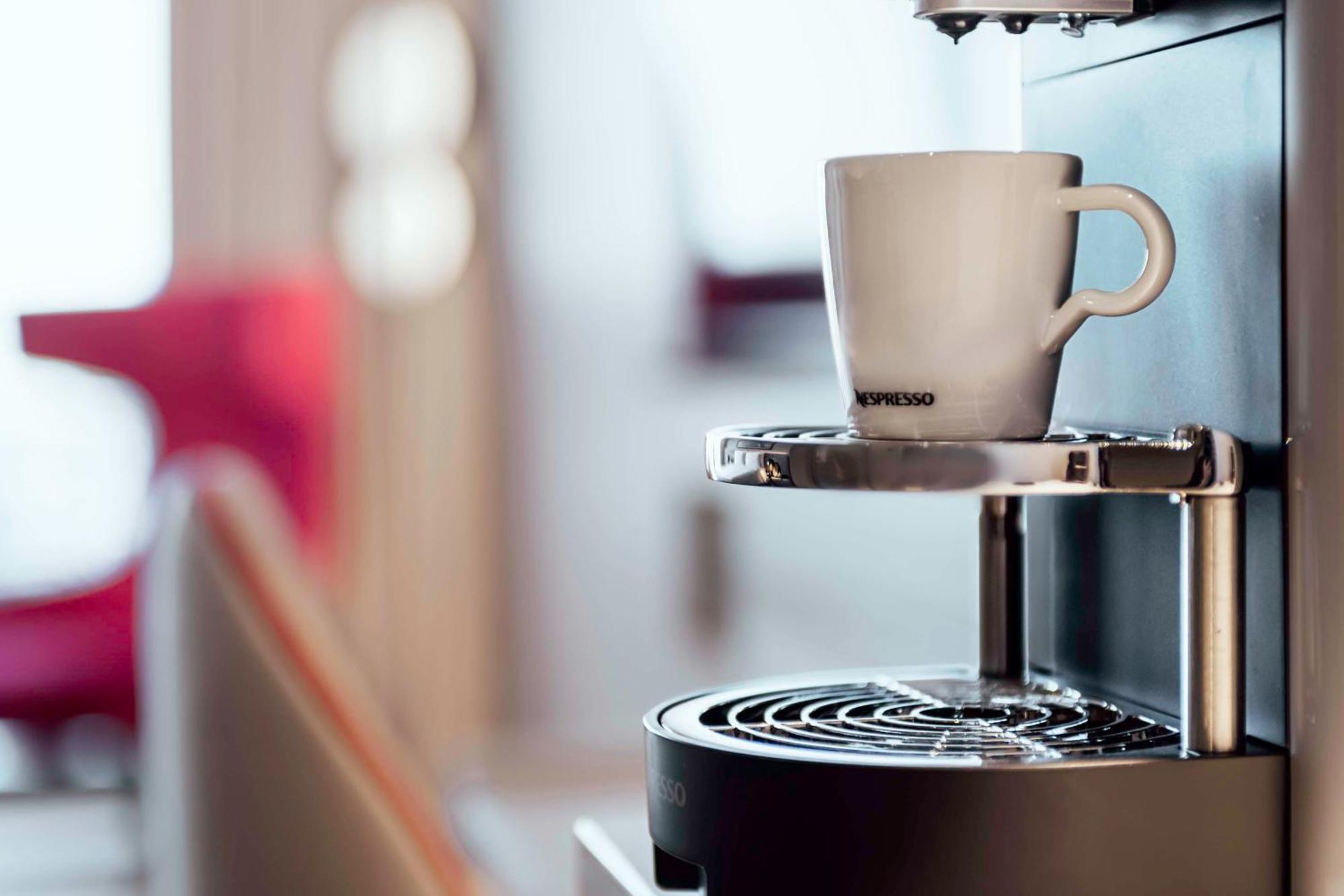 Radisson Blu Hotel Riyadh Convention And Exhibition Center Экстерьер фото A Nespresso machine