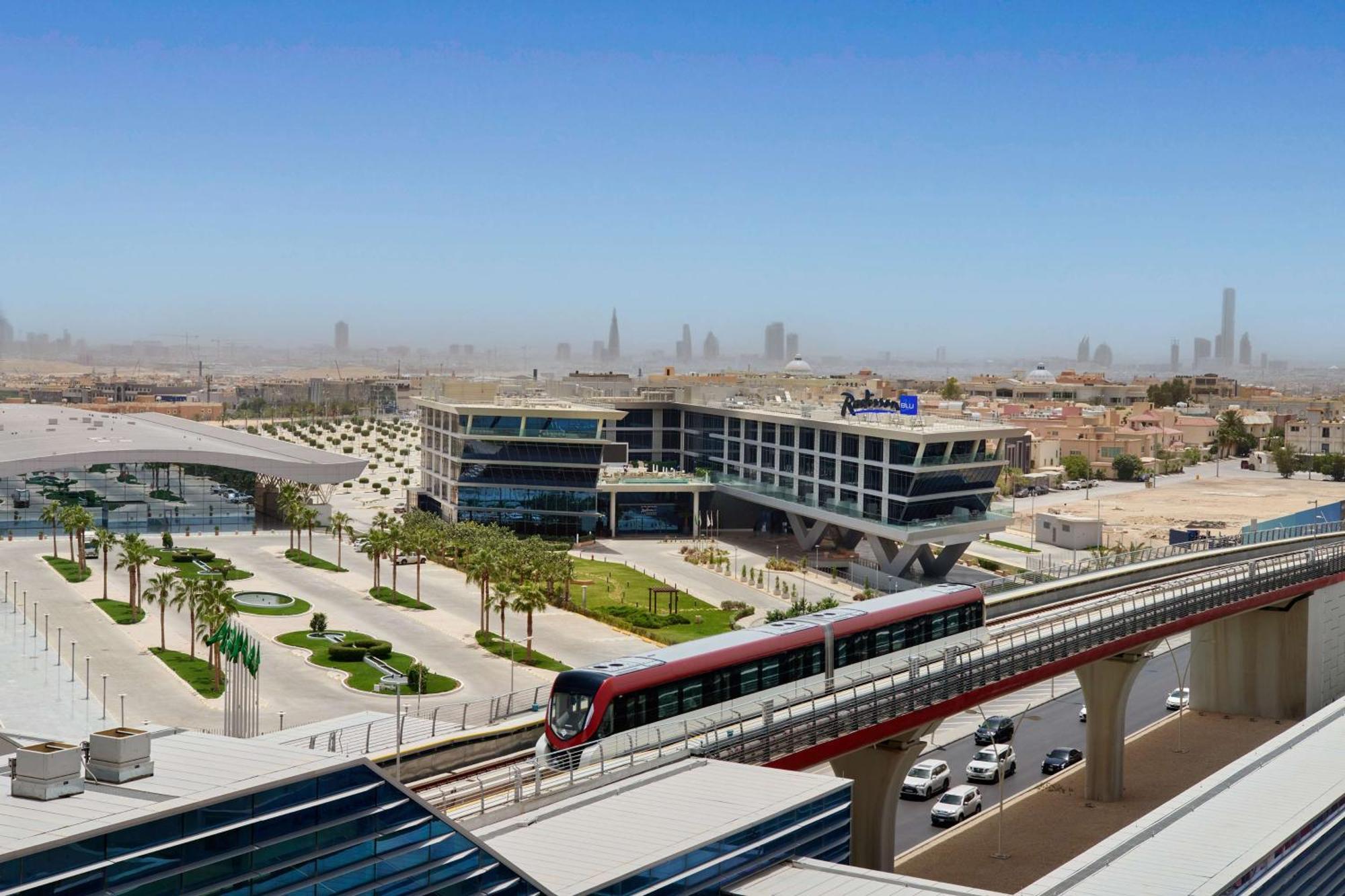 Radisson Blu Hotel Riyadh Convention And Exhibition Center Экстерьер фото Al Suhail Metro Station