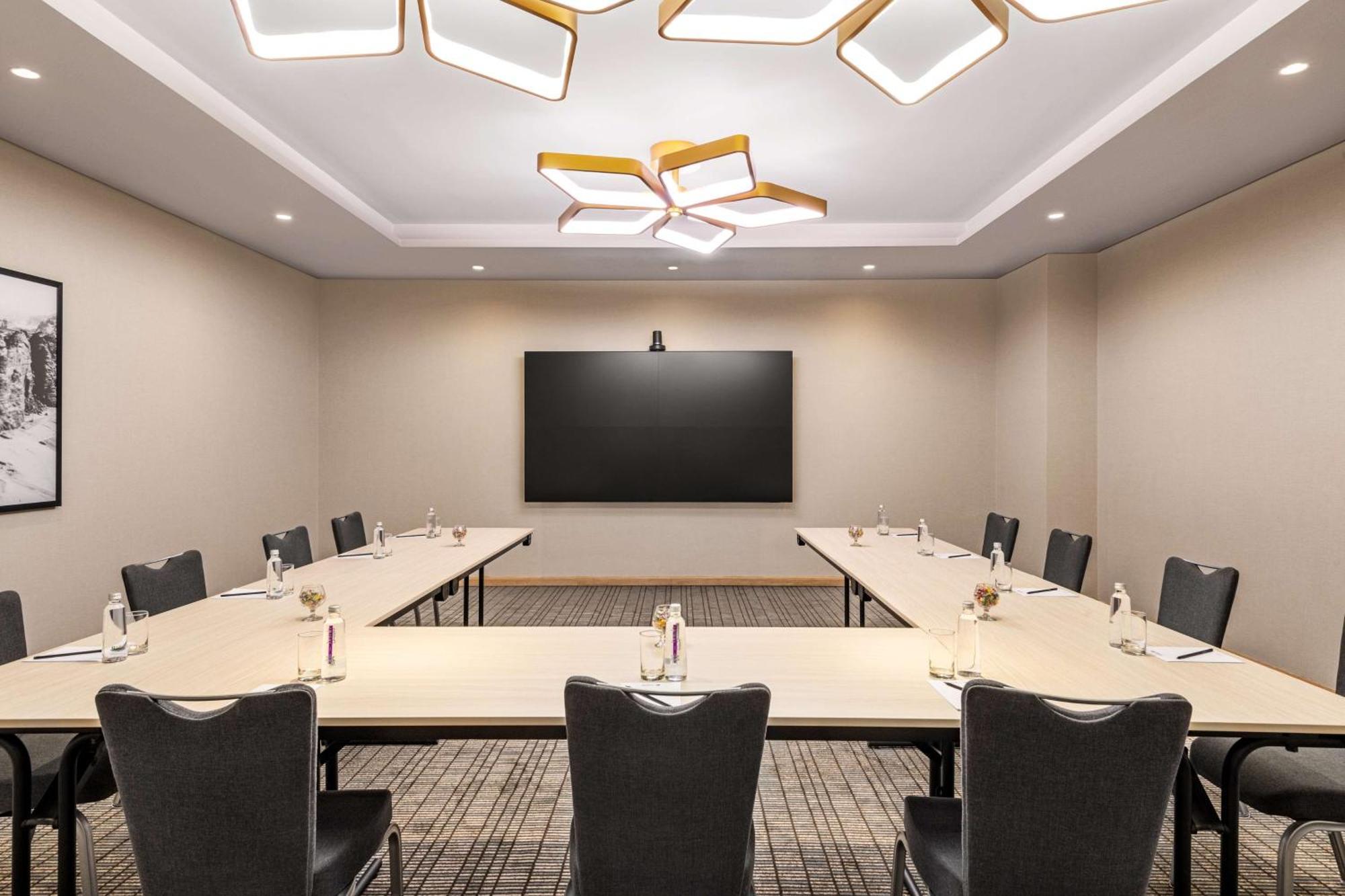 Radisson Blu Hotel Riyadh Convention And Exhibition Center Экстерьер фото A meeting room at the Hilton Garden Inn