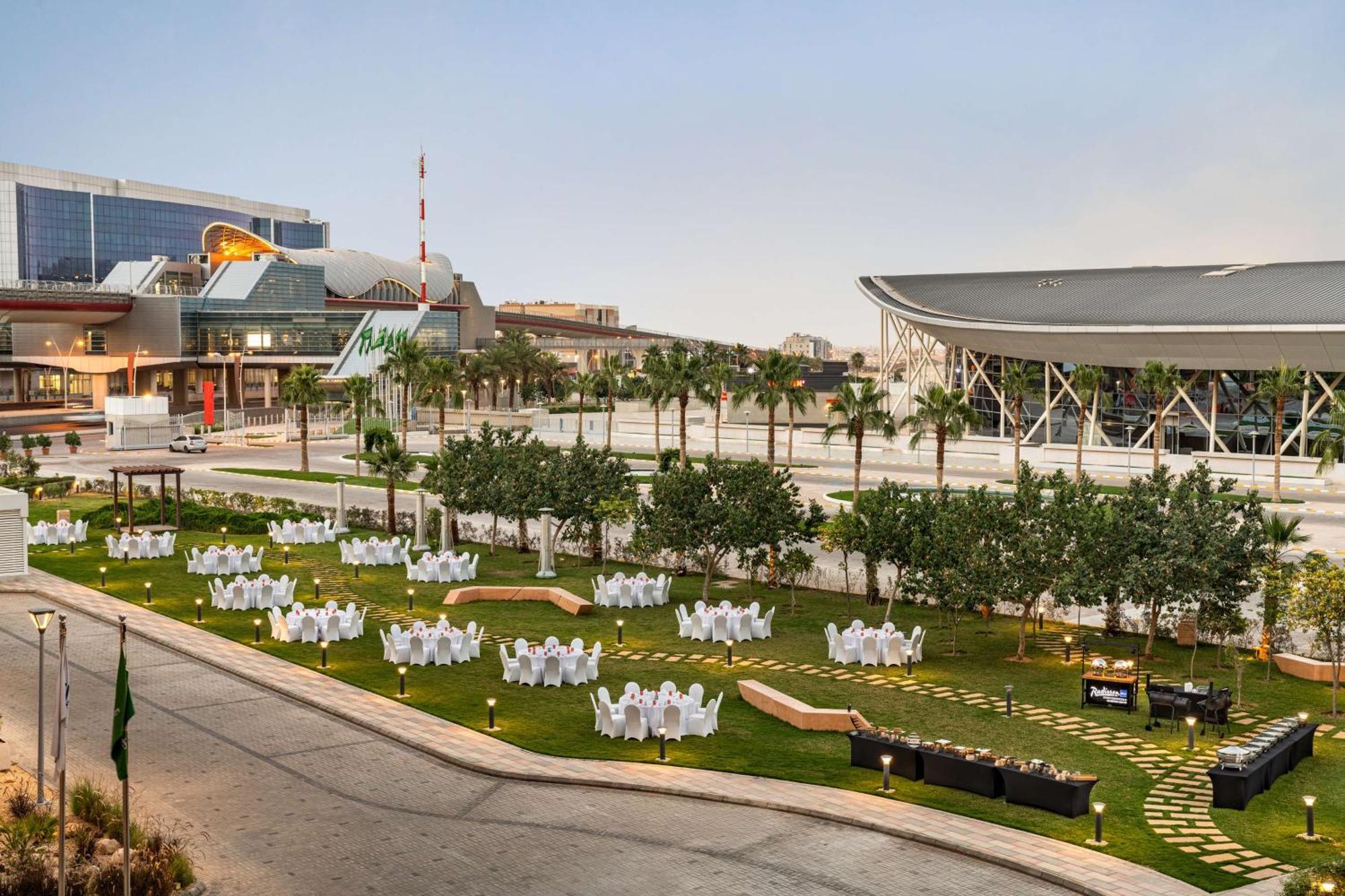 Radisson Blu Hotel Riyadh Convention And Exhibition Center Экстерьер фото The Green