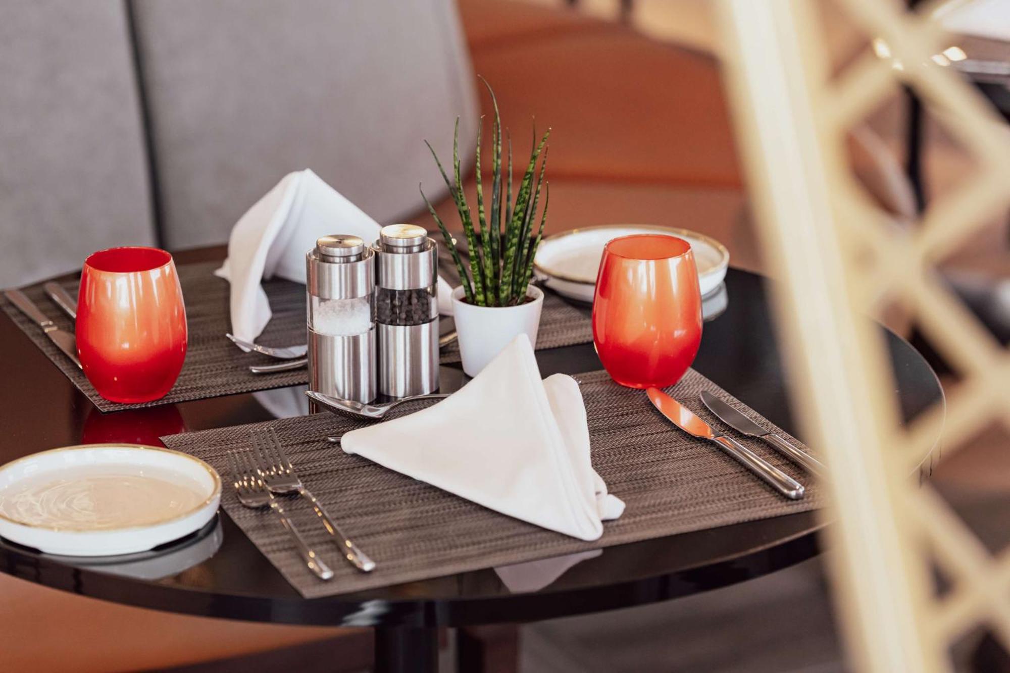 Radisson Blu Hotel Riyadh Convention And Exhibition Center Экстерьер фото A place setting
